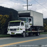 grúa trasladando vehículo en vía principal servicio de grúas Usaquén y Suba, atención rápida de AGEX Grúas con servicio de grúas Usaquén y Suba, remolque seguro con servicio de grúas Usaquén y Suba las 24 horas, automóvil siendo auxiliado en carretera servicio de grúas Usaquén y Suba, equipo especializado en servicio de grúas Usaquén y Suba, rescate vehicular confiable servicio de grúas Usaquén y Suba AGEX, camión averiado recibiendo servicio de grúas Usaquén y Suba, traslado rápido y seguro con servicio de grúas Usaquén y Suba, operador profesional brindando servicio de grúas Usaquén y Suba, asistencia inmediata servicio de grúas Usaquén y Suba disponible 24/7
