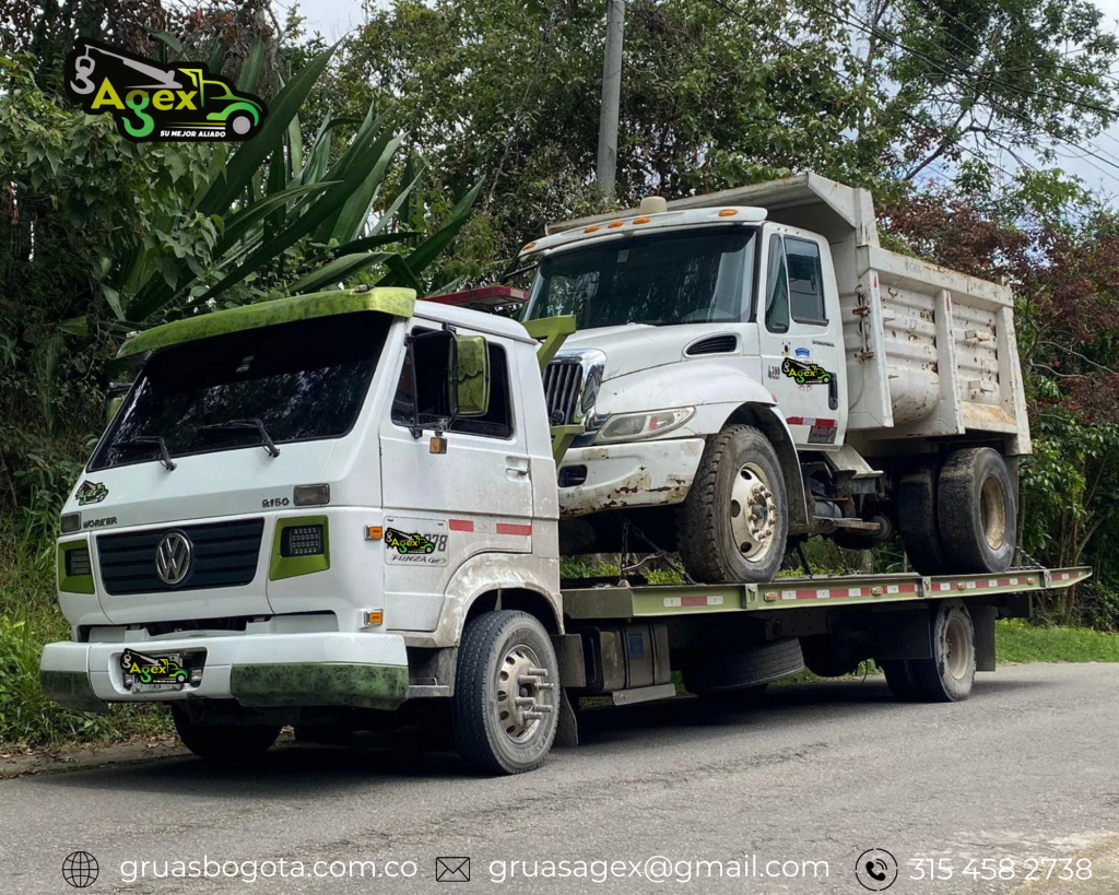 Grúa trasladando camión en carretera – servicio de grúas urgentes Soacha para camiones, atención rápida de AGEX Grúas con servicio de grúas urgentes Soacha para camiones, remolque seguro con servicio de grúas urgentes Soacha para camiones las 24 horas, camión siendo auxiliado en vía principal – servicio de grúas urgentes Soacha para camiones, equipo especializado en servicio de grúas urgentes Soacha para camiones, rescate vial confiable – servicio de grúas urgentes Soacha para camiones AGEX, camión averiado recibiendo servicio de grúas urgentes Soacha para camiones, traslado rápido y seguro con servicio de grúas urgentes Soacha para camiones, operador profesional brindando servicio de grúas urgentes Soacha para camiones, asistencia inmediata – servicio de grúas urgentes Soacha para camiones disponible 24/7.
