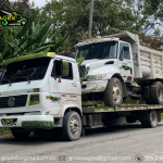 Grúa trasladando camión en carretera – servicio de grúas urgentes Soacha para camiones, atención rápida de AGEX Grúas con servicio de grúas urgentes Soacha para camiones, remolque seguro con servicio de grúas urgentes Soacha para camiones las 24 horas, camión siendo auxiliado en vía principal – servicio de grúas urgentes Soacha para camiones, equipo especializado en servicio de grúas urgentes Soacha para camiones, rescate vial confiable – servicio de grúas urgentes Soacha para camiones AGEX, camión averiado recibiendo servicio de grúas urgentes Soacha para camiones, traslado rápido y seguro con servicio de grúas urgentes Soacha para camiones, operador profesional brindando servicio de grúas urgentes Soacha para camiones, asistencia inmediata – servicio de grúas urgentes Soacha para camiones disponible 24/7.